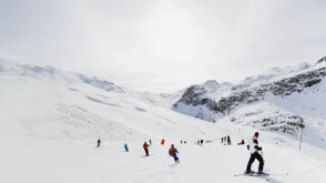 Tignes Transfers - esquiadores numa montanha branca